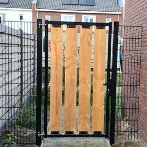 Enkele rechte poort met verticale houten planken open