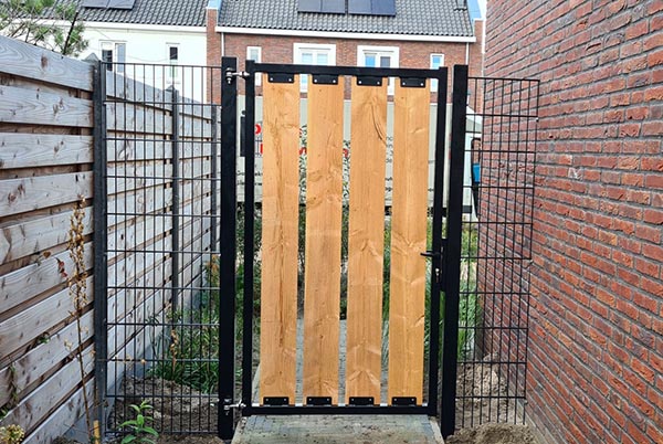 Enkele rechte poort met verticale houten planken open